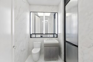 Shower, hair dryer, towels - Apartment 'Studio Wohnung Mainz' with Wi-Fi and Air Conditioning (Mainz)