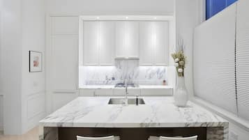 Kühlschrank, Mikrowelle, Ofen, Geschirrspüler