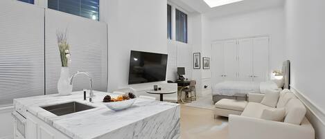 1 dormitorio, tabla de planchar con plancha, wifi y ropa de cama