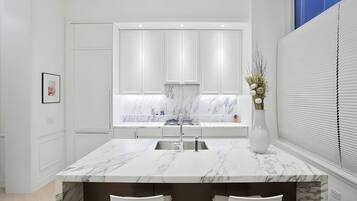 Kühlschrank, Mikrowelle, Ofen, Geschirrspüler