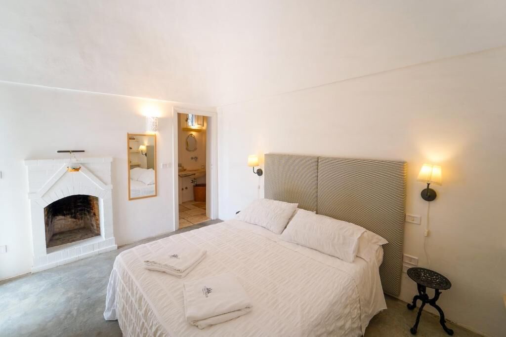 Deluxe Double or Twin Room, Pool View | In-room safe