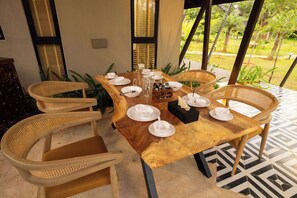 Outdoor dining - ELIVAAS prive Tapovana Avani (Gauribidanur)