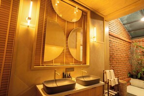 Deluxe Villa | Bathroom