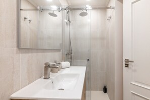 Shower, hair dryer, towels - BE Fully Renovated | Central | Private Patio (Lisboa ciudad)