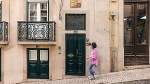 A building with a green door labeled "45" and a balcony with wrought iron railings. - BE Fully Renovated | Central | Private Patio (Lisboa ciudad)