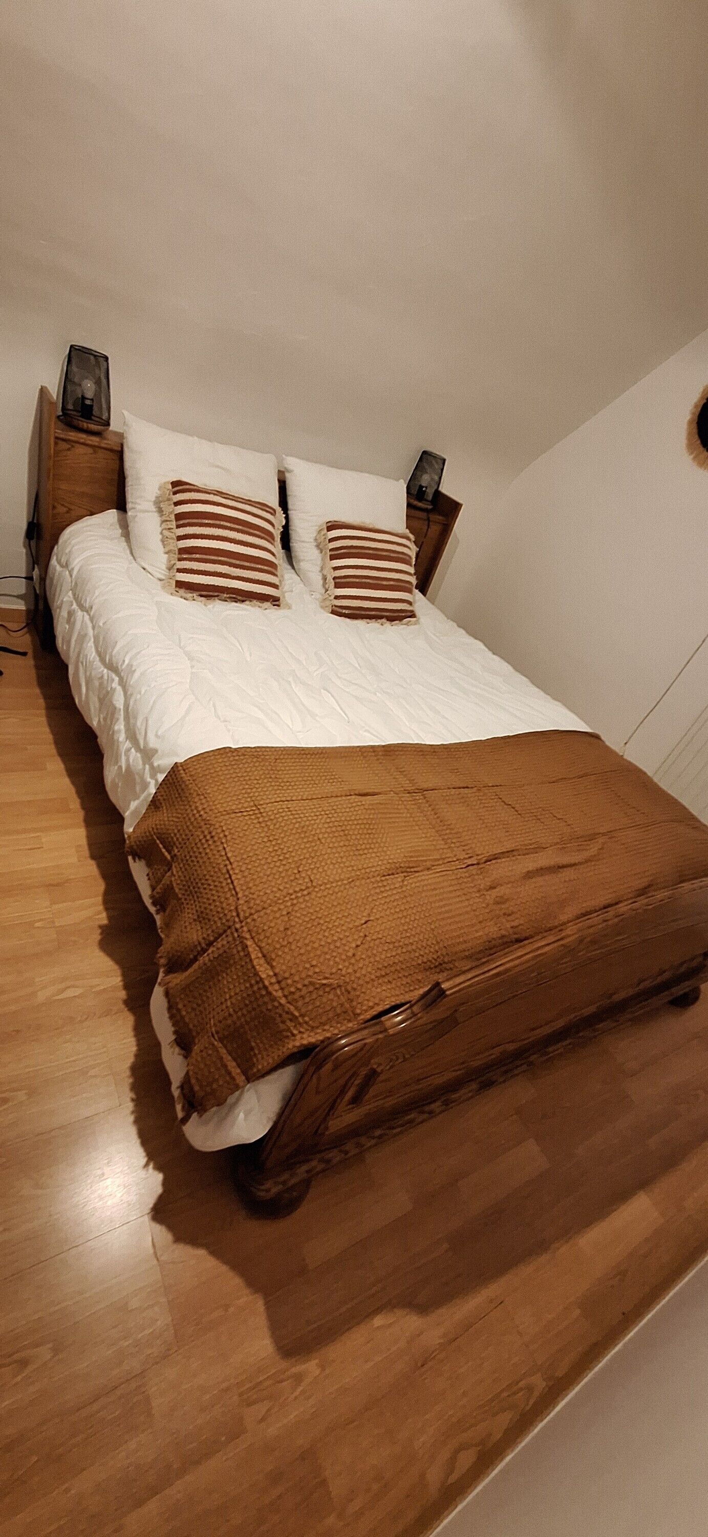 3 habitaciones, tabla de planchar con plancha, wifi y ropa de cama 