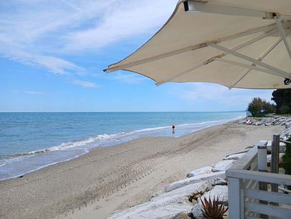 Beach nearby, sun-loungers - Birba Holiday Apartment Seafront apartment with direct exit to the beach, (Pineto)