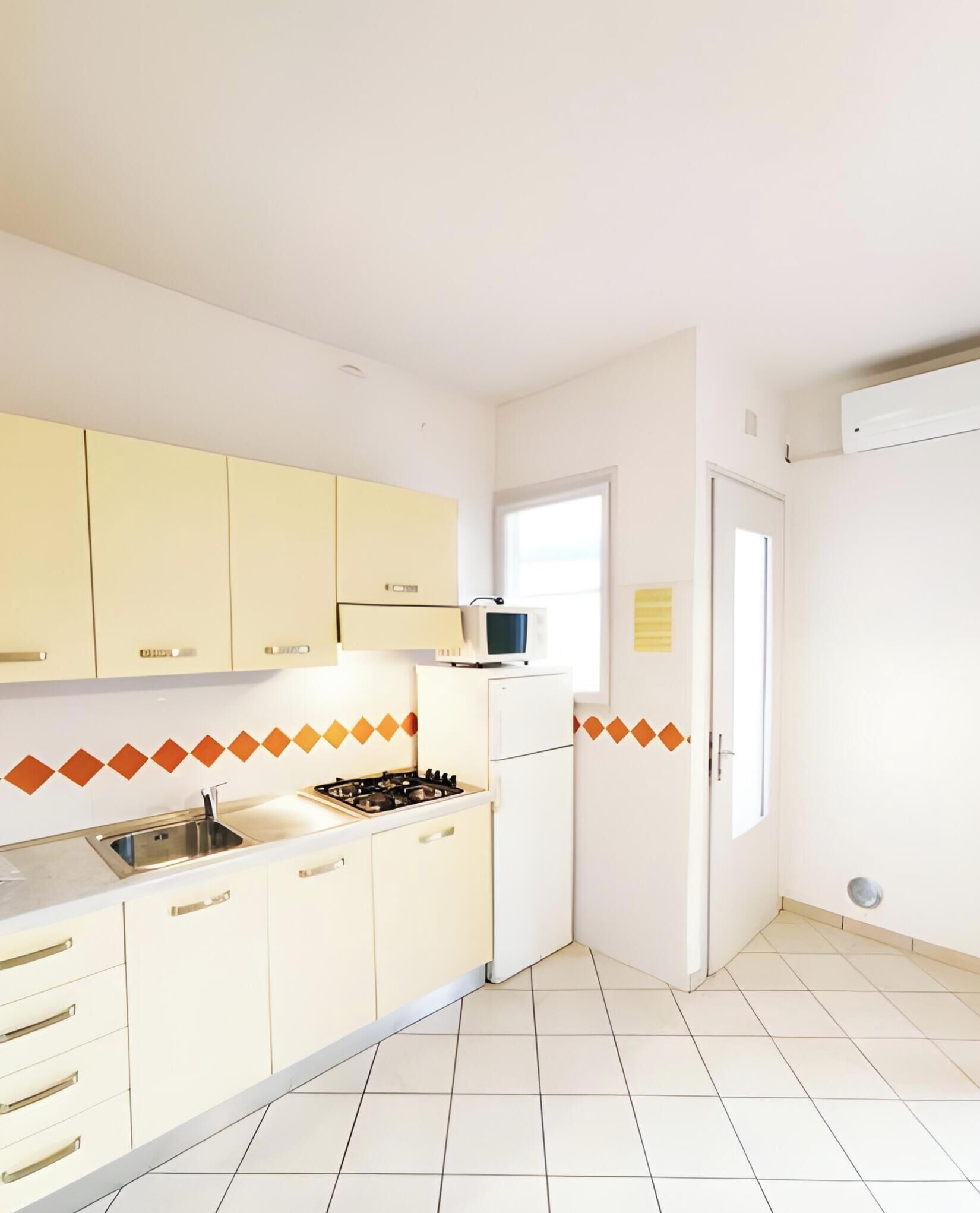 Frigorifero, microonde, piano cottura, pentole/stoviglie/utensili