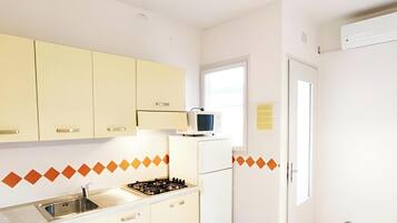 Frigorifero, microonde, piano cottura, pentole/stoviglie/utensili