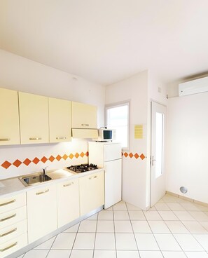 Een koelkast, een microgolfoven, een kookplaat