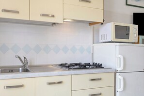 Fridge, microwave, stovetop, cookware/dishes/utensils - Apartment 'Residenza Stella X' with Balcony and Air Conditioning (Bibione)