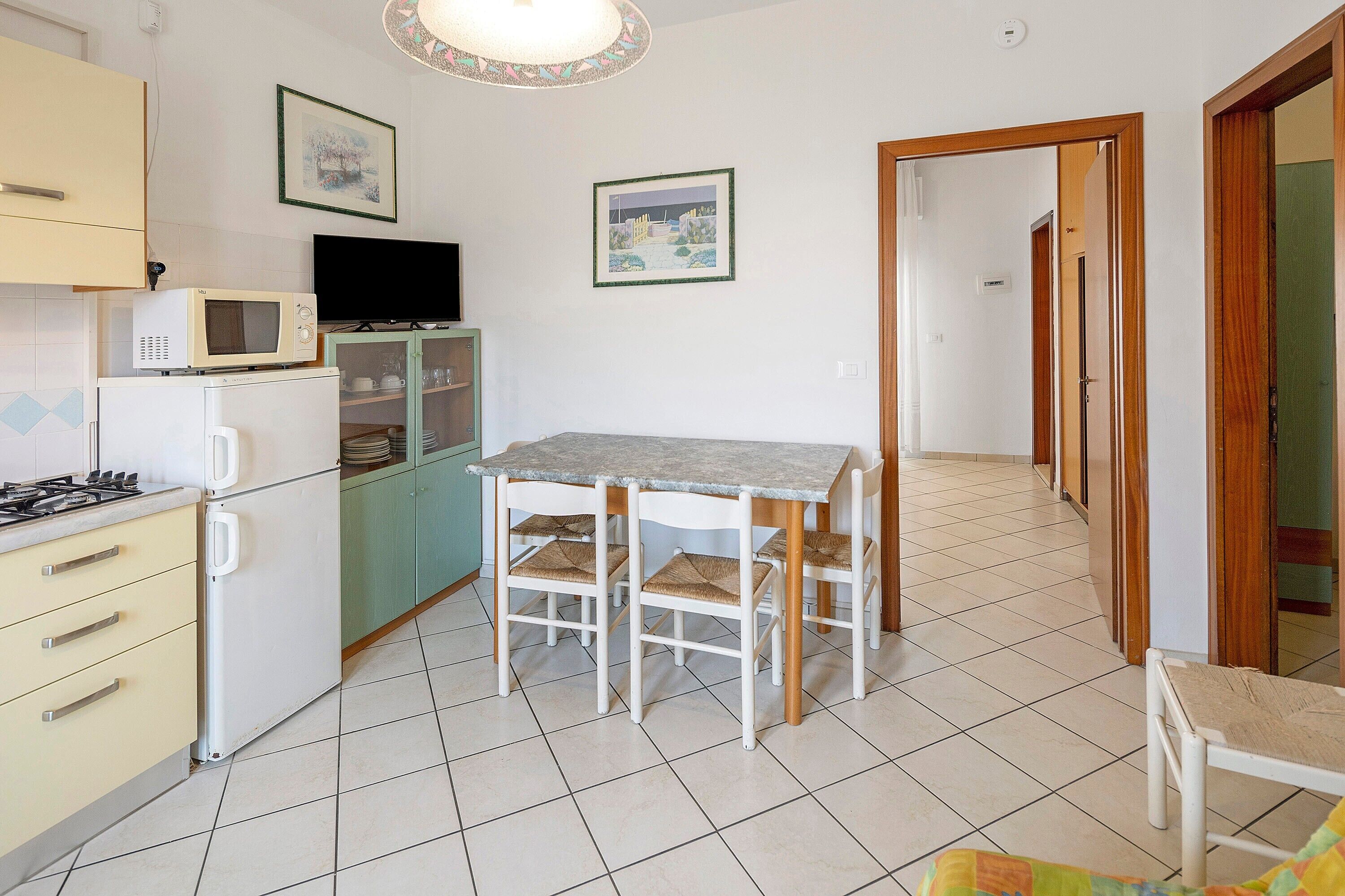 Kühlschrank, Mikrowelle, Herdplatte, Kochgeschirr/Geschirr/Besteck