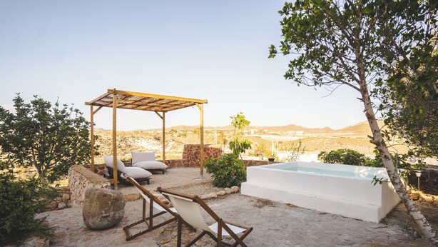 An outdoor patio with a pergola, lounge chairs, a hot tub, and desert views. - Casa Lola - Rural apartment with private swimming pool in Cabo de Gata (AN)