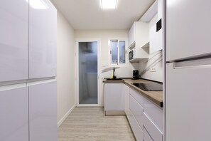 Wasserkocher mit Kaffee-/Teezubehör, Kühlschrank, Mikrowelle