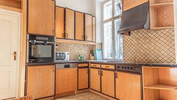 Apartamento básico | Cozinha privada | Geladeira, micro-ondas, fogão, cooktop