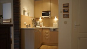 Fridge, microwave, stovetop, dishwasher - Apartment 1 (ground floor) - Holiday home Sternmöwe Cuxhaven (Cuxhaven)