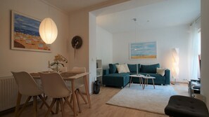 TV, books - Apartment 1 (ground floor) - Holiday home Sternmöwe Cuxhaven (Cuxhaven)
