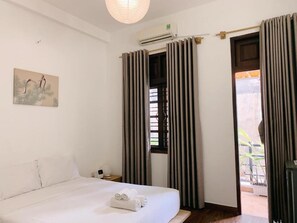 Laptop workspace, iron/ironing board, free WiFi - The Hideaway Alley Bui Vien (Ho Chi Minh)