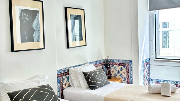 A hotel room with two beds, a rattan hanging light fixture, and two framed pictures on the wall. - SJ1D Warm & Inviting | Historic Stay! | A/C (Lisboa ciudad)