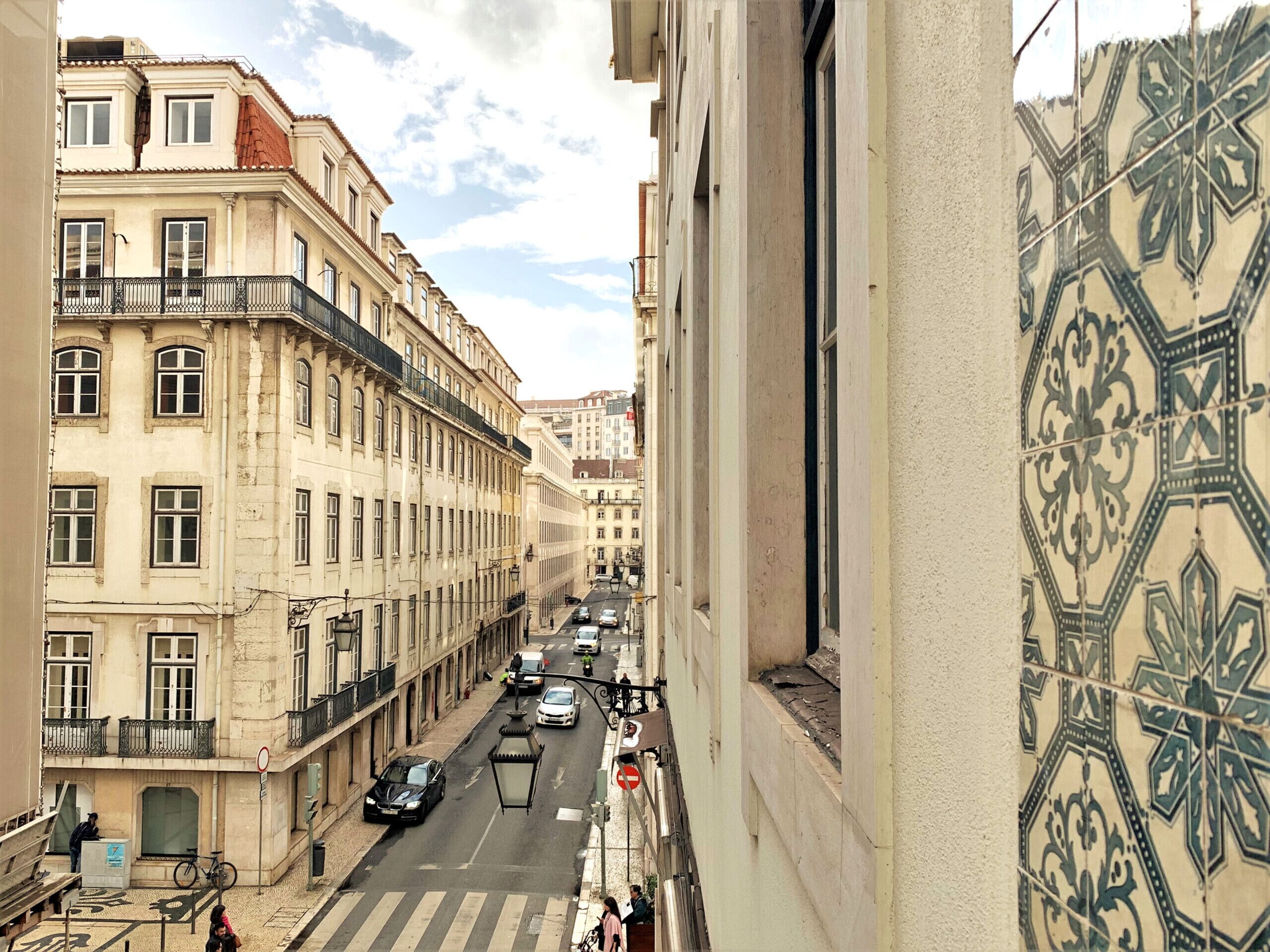 Eine schmale Straße gesäumt von historischen Gebäuden, eine Fußgängerzone und ein Fahrrad.
