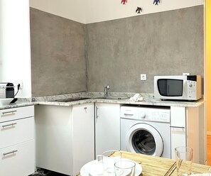 Refrigerador, microondas, lavavajillas y cafetera y tetera 