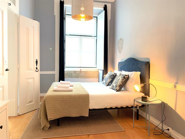 2 habitaciones, tabla de planchar con plancha y wifi gratis 