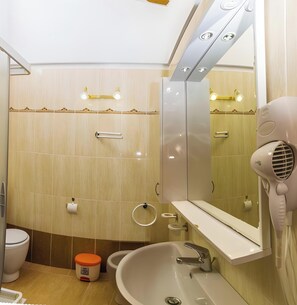 Shower, towels - Apartment 'Borgo Stella X' with Private Terrace, Wi-Fi and Air Conditioning (Bibione)