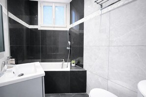 Căn hộ | Phòng tắm | Đồ dùng nhà tắm miễn phí, máy sấy tóc, khăn tắm, xà phòng