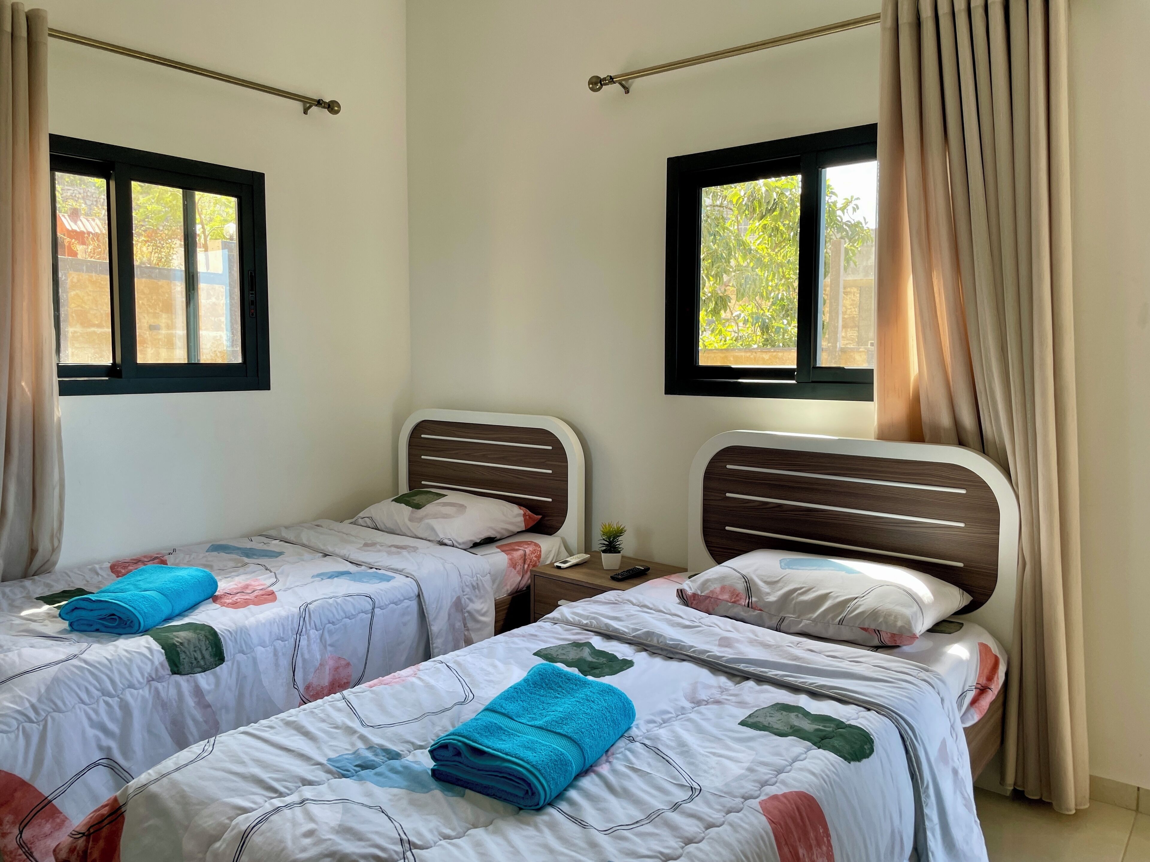 Familienapartment, Meerblick | Schreibtisch, laptopgeeigneter Arbeitsplatz, Verdunkelungsvorhänge