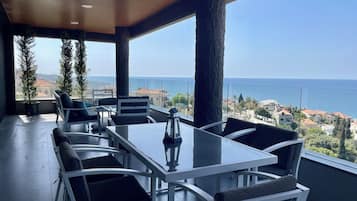 Luxury-Apartment, Meerblick | Speisen im Freien