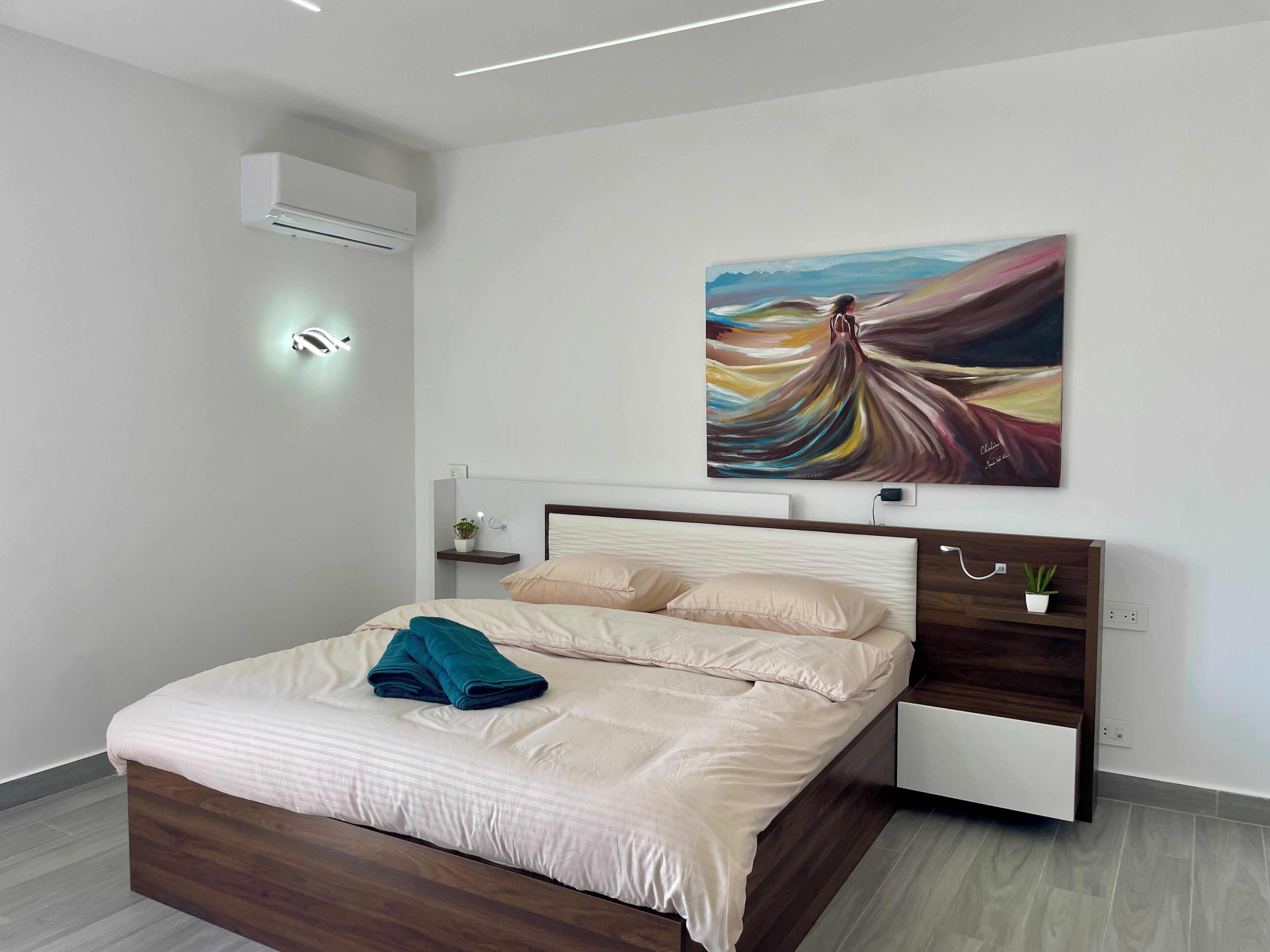 Luxury-Apartment, Meerblick | Schreibtisch, laptopgeeigneter Arbeitsplatz, Verdunkelungsvorhänge