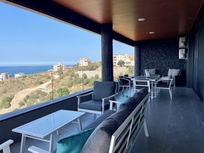 Luxury-Apartment, Meerblick | Speisen im Freien