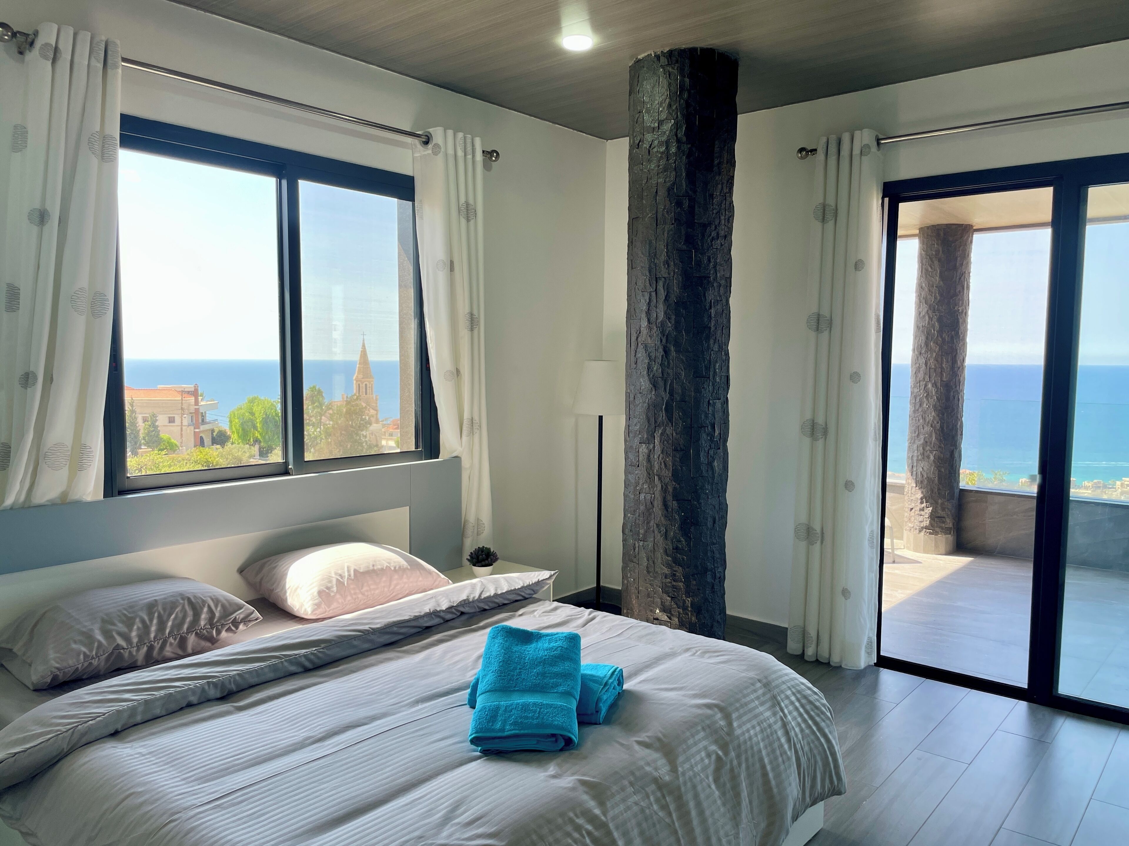 مكتب ومساحة عمل للكمبيوتر المحمول وستائر تعتيم ومكواة/لوح كي