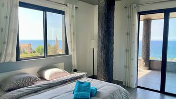 Deluxe-Apartment, Meerblick | Schreibtisch, laptopgeeigneter Arbeitsplatz, Verdunkelungsvorhänge