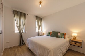3 bedrooms, iron/ironing board, Internet, bed sheets - Family house with patio - Los Lances beach area (Tarifa)