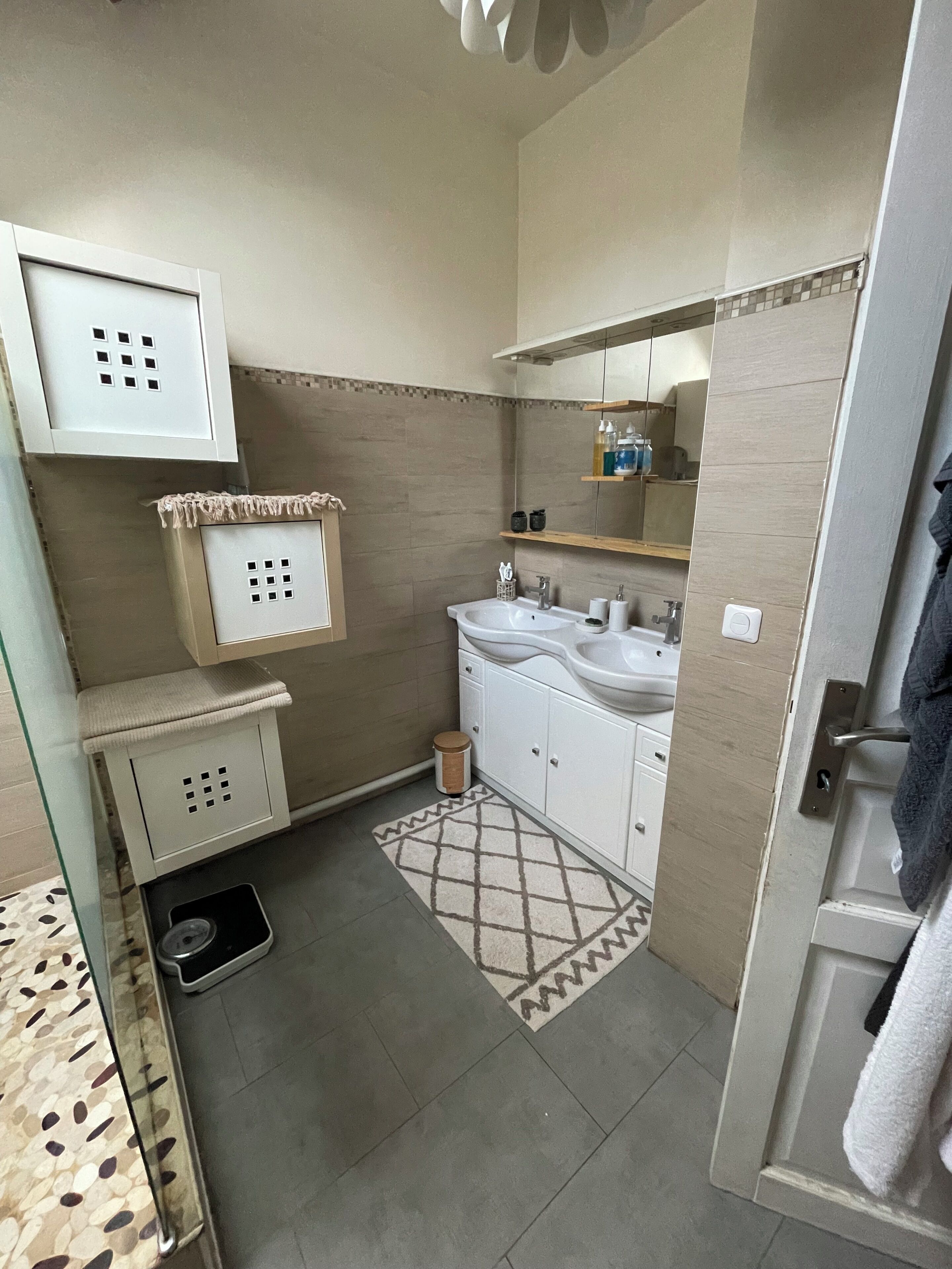 Dusche, Haartrockner, Handtücher, Toilettenpapier