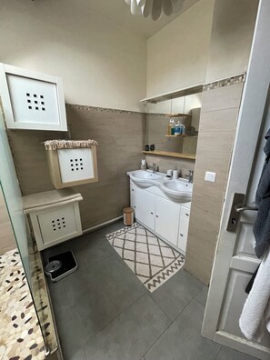 Dusche, Haartrockner, Handtücher, Toilettenpapier