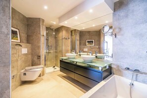Shower, hair dryer, towels, soap - 28 - Exclusive Modern Penthouse with Stunning Views & Pool, Benalmadena (Benalmádena)
