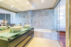 Een douche, een haardroger, handdoeken, zeep