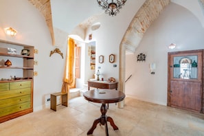 Interior - Bellissima casa del '700 by Rentbeat (Martina Franca)
