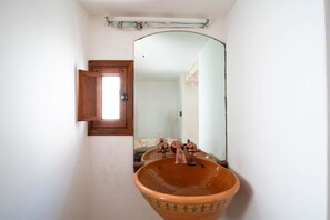 Bidé, håndklær, sjampo og toalettpapir