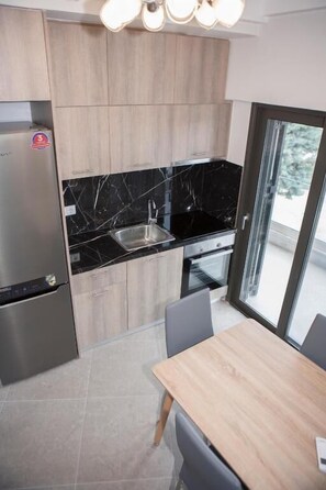 Refrigerador, parrilla de estufa y cafetera y tetera 