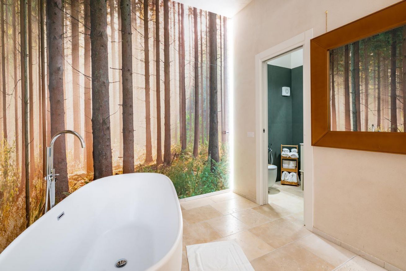 Een douche, handdoeken, shampoo, toiletpapier