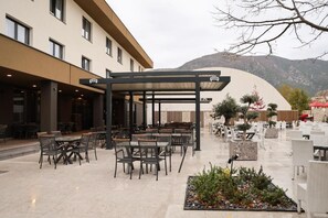 Outdoor dining - Hotel Karting (Mostar)