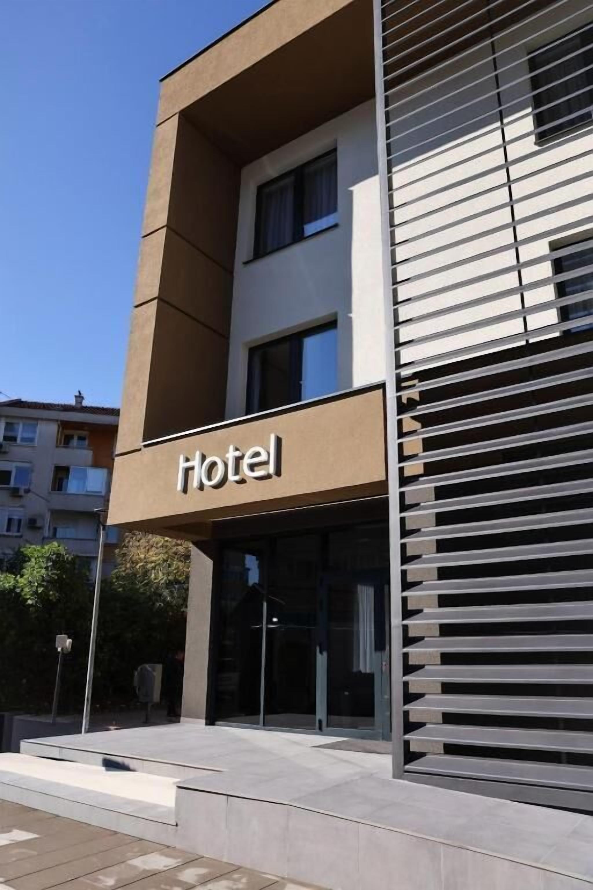 Un moderno edificio de hotel con un cartel llamativo que dice "Hotel".
