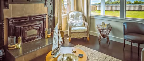 TV, fireplace, books, stereo