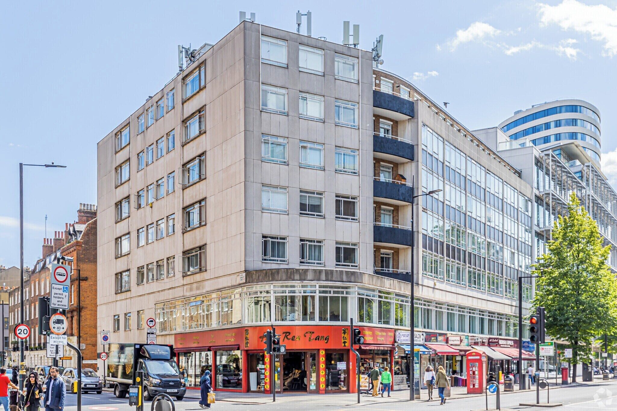 Um edifício com vários andares, com um restaurante no andar térreo chamado "Re:Eng".