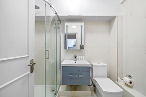 Hair dryer, towels, soap, toilet paper - Wonderful 1 Bedroom Flat (London)