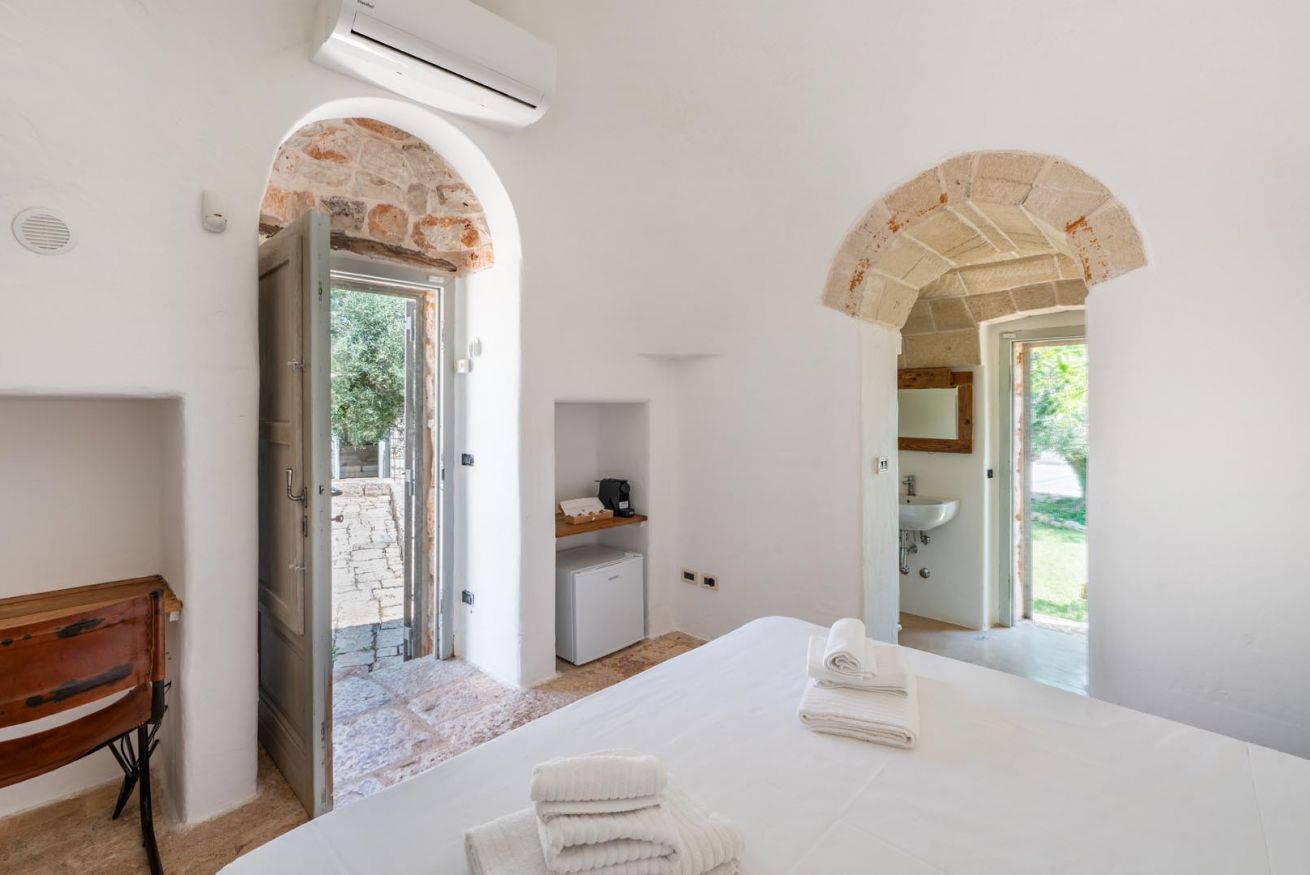 1 bedroom, travel crib