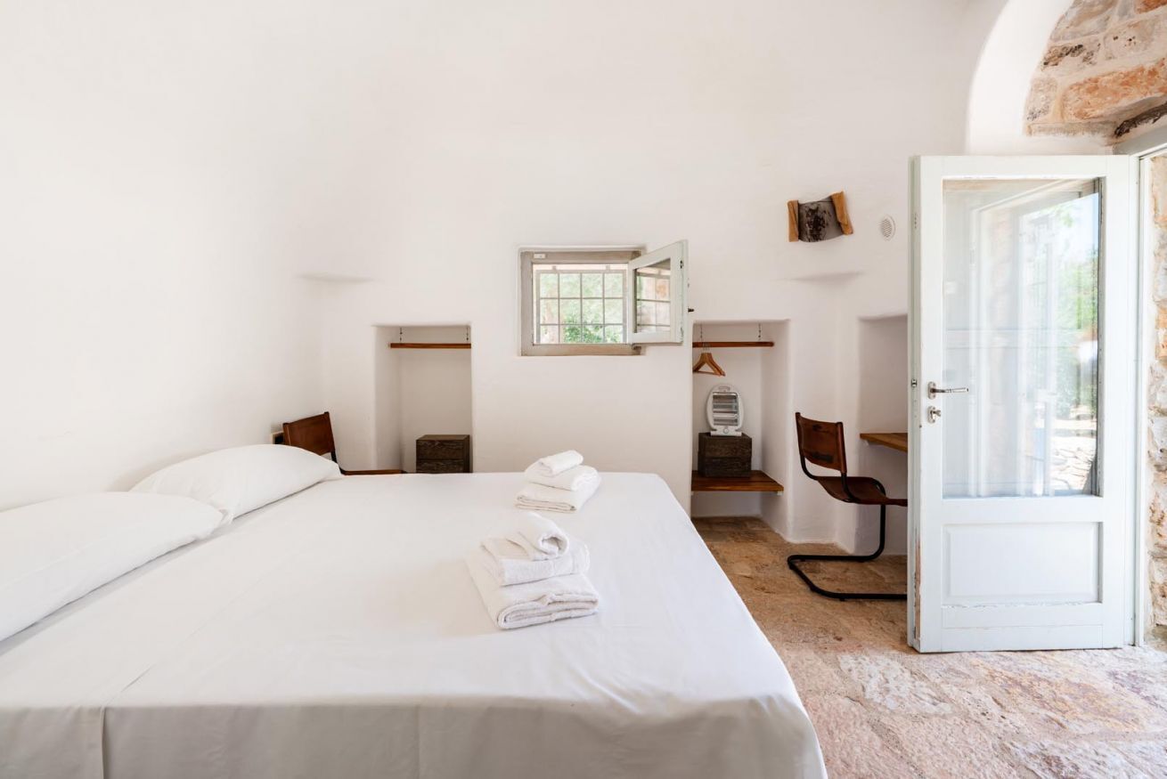 1 bedroom, travel crib